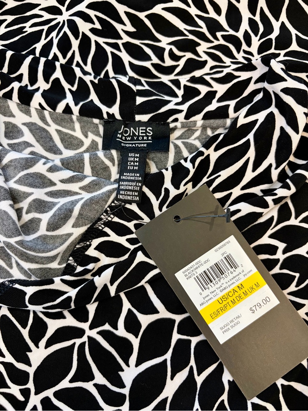 NWT JONES NEW YORK Size Medium Black & White Floral Print Cowl Neck Top - Picture 3 of 4